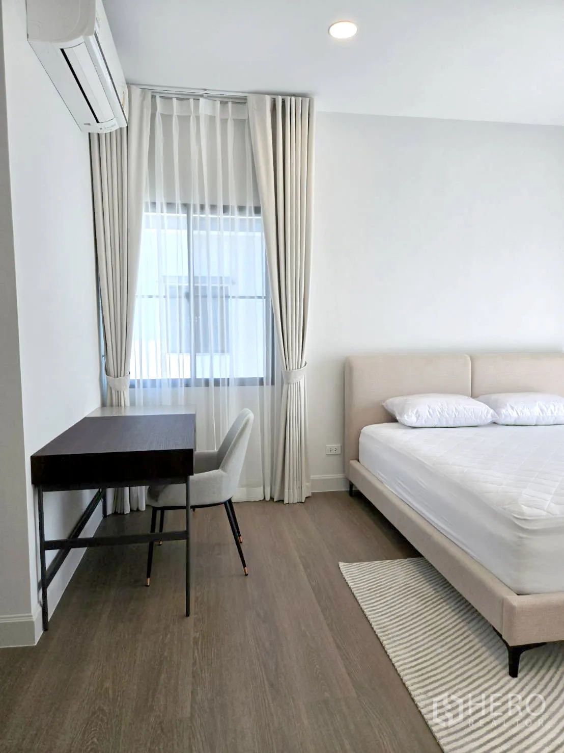 Detached House for rent in Saphan Sung, Bangkok - Bedroom detail showing bed, study desk and large windows.
