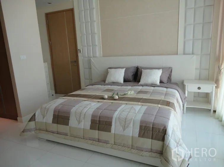 คอนโด ให้เช่าในKhlong Toei, Bangkok - ห้องนอนเงียบสงบ เตียงคิงไซส์ โทนสีอบอุ่น มีโต๊ะข้างเตียง และแสงธรรมชาติจากหน้าต่างบานใหญ่