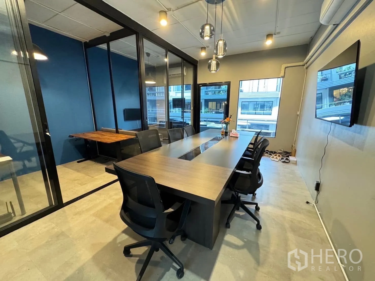 家庭办公室 for rent in Watthana, Bangkok - 玻璃隔断的会议室，长会议桌、吊灯与墙面电视。
