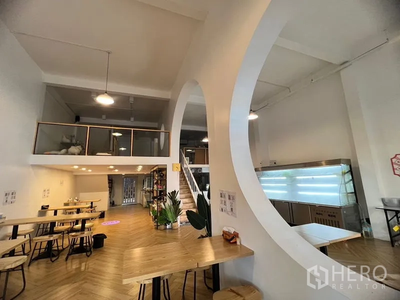 อาคารพาณิชย์ ให้เช่าในPhra Khanong, Bangkok - ฮอลล์กว้าง มีซุ้มโค้งวงกลม ชั้นลอย บันได และตู้แช่โชว์.