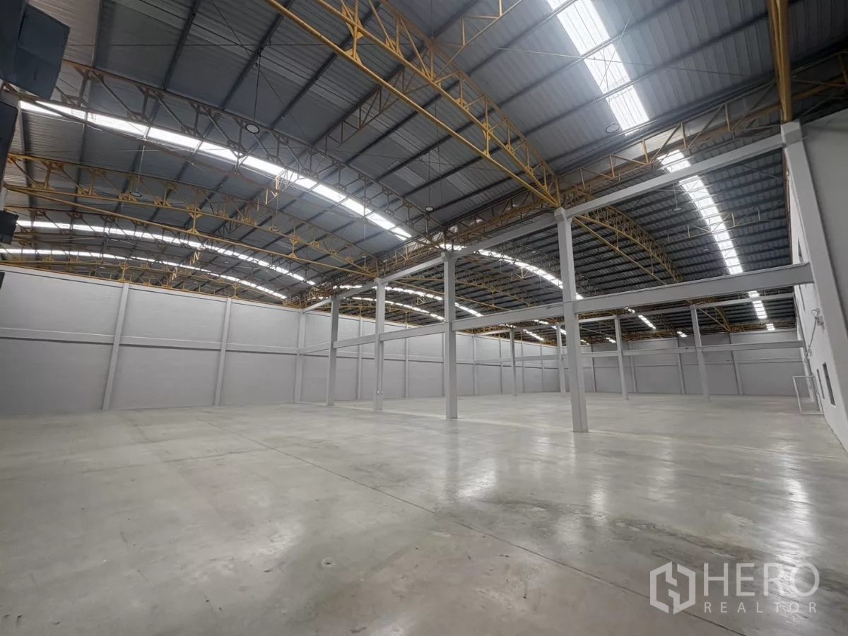 โรงงาน ให้เช่าในBang Phli, Samut Prakan - ภายในโกดังมีช่องแสงบนหลังคา โครงหลังคาเหล็ก และช่วงเสากว้าง