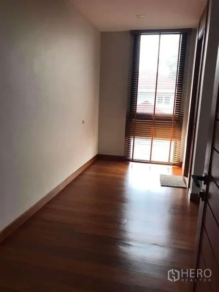 Detached House for rent in Bang Phli, Samut Prakan - Sunlit corridor with tall window and wooden blinds