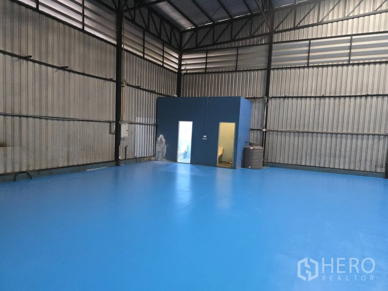 โกดัง for rent in Bang Phli, Samut Prakan - มุมมองไปยังห้องยูทิลิตีและถังเก็บน้ำภายในโกดัง