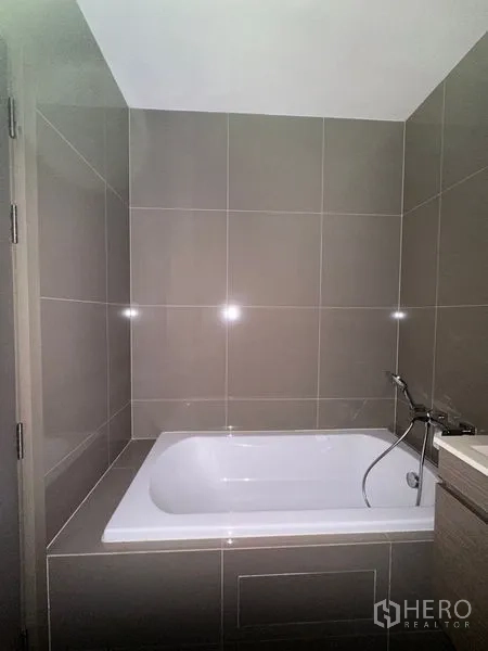 คอนโด ให้เช่าในWatthana, Bangkok - อ่างอาบน้ำบิวท์อินโทนสีเอิร์ธโทนแยกจากส่วนเปียก