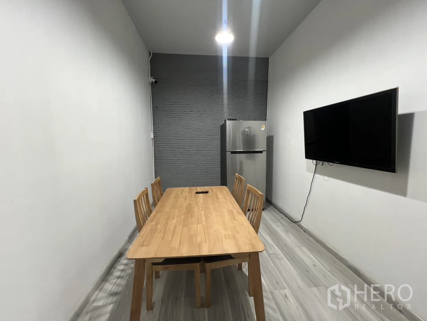 สำนักงานที่บ้าน ให้เช่าในPhra Khanong, Bangkok - ห้องประชุมทรงยาว โต๊ะไม้ ทีวีติดผนัง และตู้เย็น