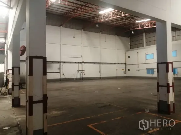 工厂 出租或出售在Bang Phli, Samut Prakan - 开阔生产/仓储区，高位灯与宽柱距，便于叉车通行