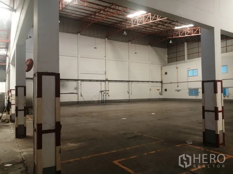 工厂 出租或出售在Bang Phli, Samut Prakan - 开阔生产/仓储区，高位灯与宽柱距，便于叉车通行