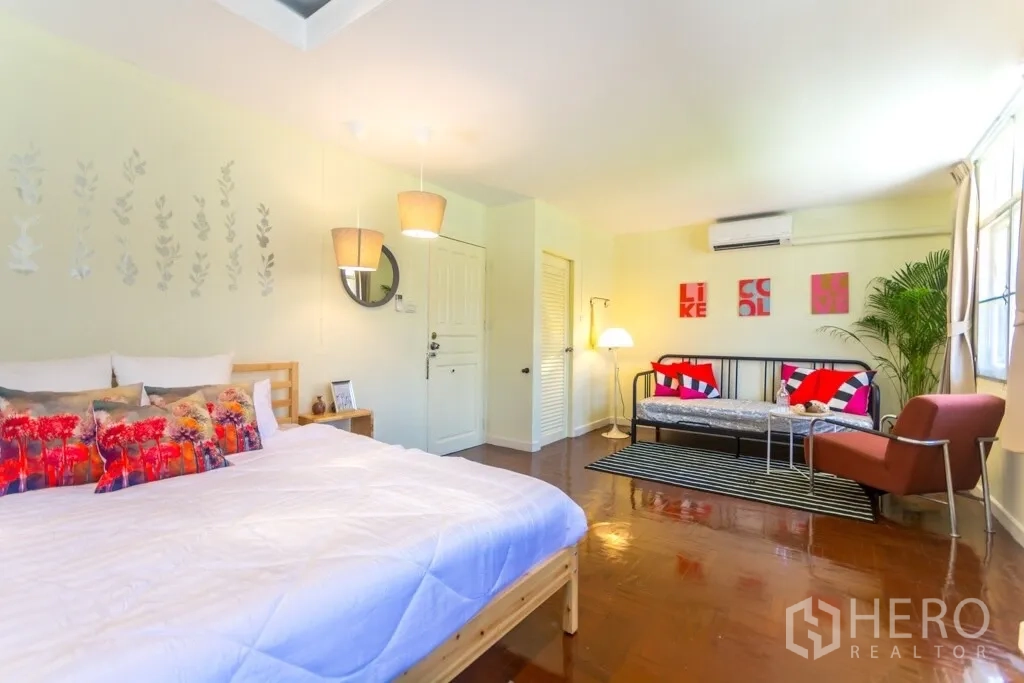 带办公室的家 出租在Suan Luang, Bangkok - 大卧室，设床与沙发休息区，色彩靠垫点缀。