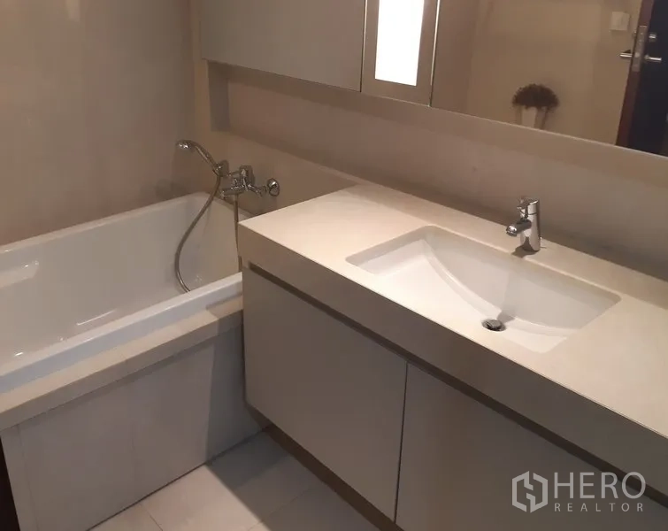 คอนโด ให้เช่าในWatthana, Bangkok - ห้องน้ำพร้อมเคาน์เตอร์อ่างล้างหน้าแบบบิวท์อินและตู้กระจก ข้างอ่างอาบน้ำ