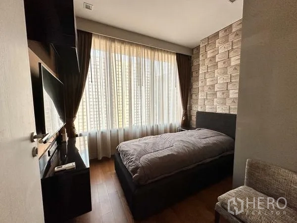 公寓 出租在Bang Rak, Bangkok - 次卧温馨，落地窗、特色墙与挂墙电视