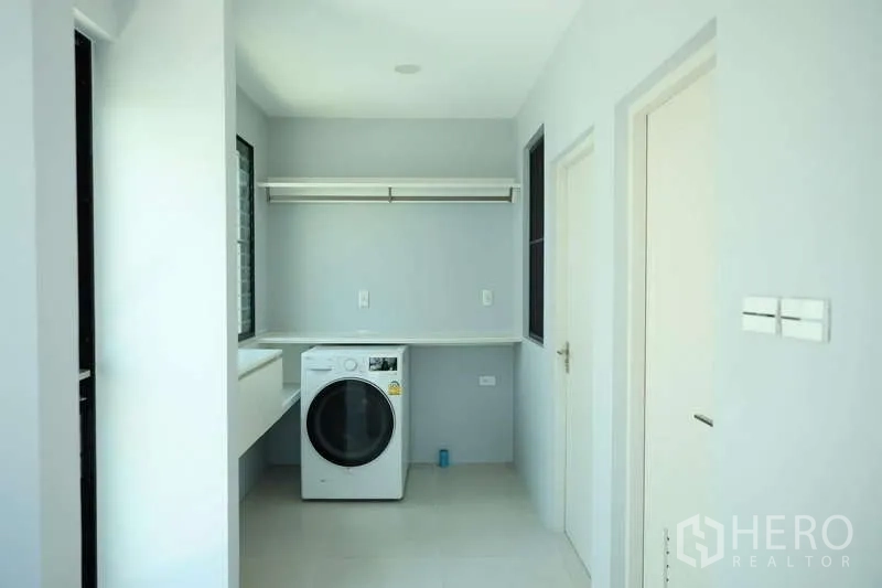 独立式住宅 出租或出售在Saphan Sung, Bangkok - 洗衣房，前置洗衣机、操作台与窗户