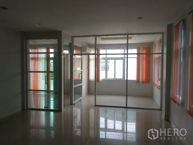 Factory for sale in Lam Luk Ka, Pathum Thani - Bright office level with glass partitions and large windows inside the factory.