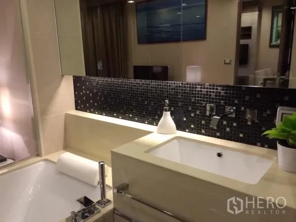 公寓 出租或出售在Bang Rak, Bangkok - 现代卫浴，带浴缸、方形洗手盆与黑色马赛克背景墙