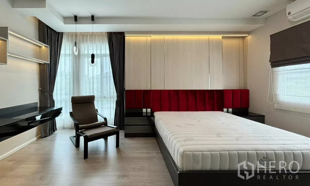 บ้าน ให้เช่าหรือขายในPrawet, Bangkok - ห้องนอนที่สองหัวเตียงกำมะหยี่สีแดง ตู้บิลต์อิน และมุมทำงานริมหน้าต่าง