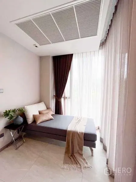 คอนโด ให้เช่าในWatthana, Bangkok - มุมนั่งอ่านหนังสือพร้อมเดย์เบดข้างหน้าต่างมุมและผ้าม่านโปร่ง