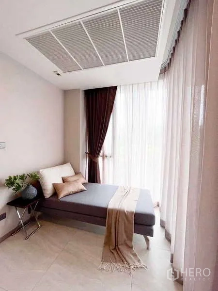 คอนโด ให้เช่าในWatthana, Bangkok - มุมนั่งอ่านหนังสือพร้อมเดย์เบดข้างหน้าต่างมุมและผ้าม่านโปร่ง