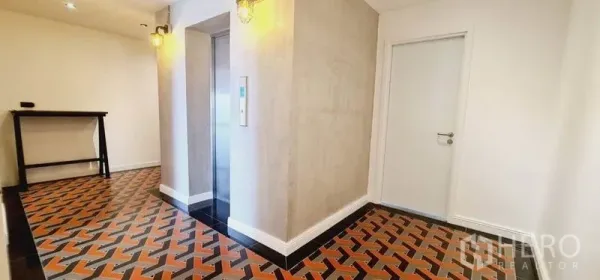 คอนโด ให้เช่าในWatthana, Bangkok - โถงลิฟต์ พื้นกระเบื้องลายเรขาคณิต โคมไฟผนัง และผิวปูนเปลือย