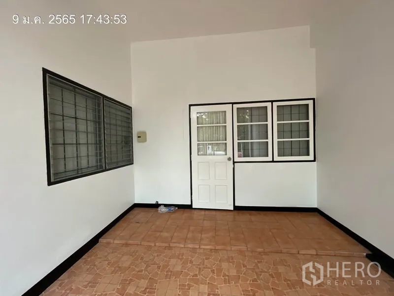 บ้าน ให้เช่าในKhlong Toei, Bangkok - ที่จอดรถในร่มและทางเข้าบ้าน พื้นกระเบื้องและหน้าต่างซี่กรง