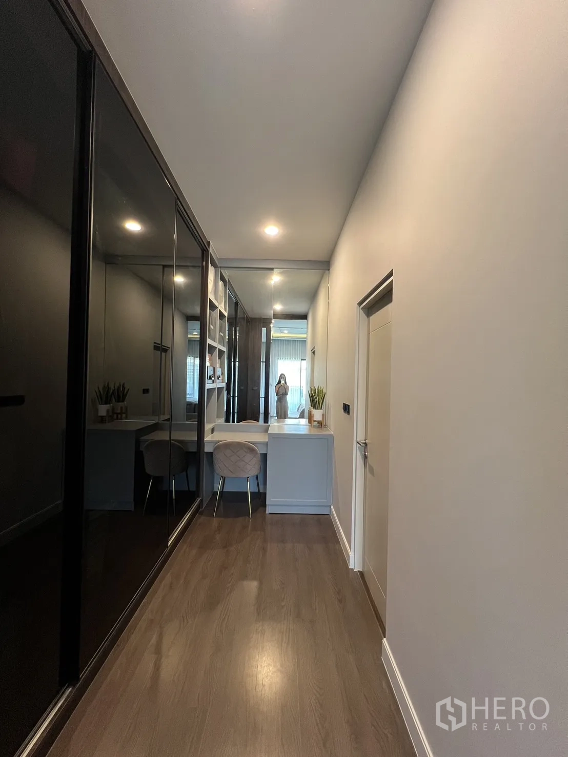 Detached House for rent or sale in Bang Kapi, Bangkok - Closet corridor with mirrored vanity and storage.