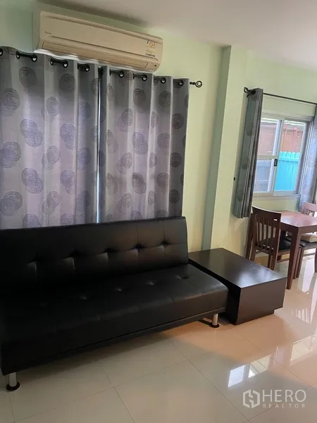 ทาวน์เฮาส์ ให้เช่าในKhlong Toei, Bangkok - ห้องนั่งเล่นสว่าง พื้นกระเบื้อง โซฟาหนัง แอร์ และมุมทานข้าว