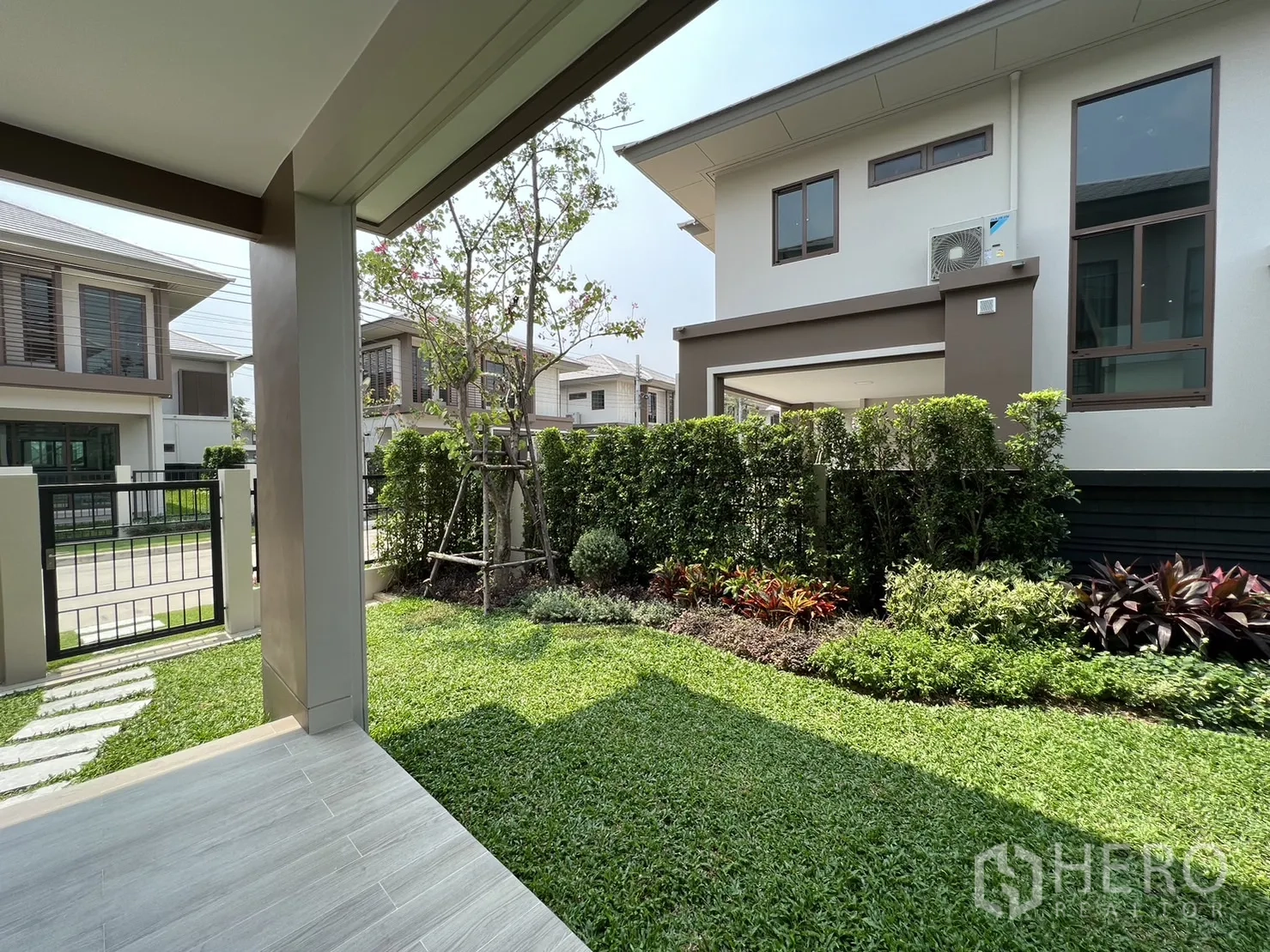 บ้าน ให้เช่าในBang Kapi, Bangkok - สวนหน้าบ้านจัดแต่งต้นไม้พร้อมเฉลียงเล็กใต้หลังคา