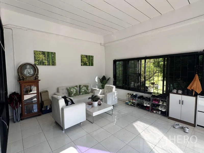 Warehouse for rent in Khlong Sam Wa, Bangkok - Sunlit lounge area with white sofas, large windows and tiled flooring.