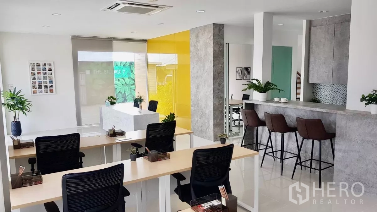 คลังสินค้า ขายในLam Luk Ka, Pathum Thani - ออฟฟิศโอเพนสเปซ มีโต๊ะแชร์ เคาน์เตอร์บาร์ และตู้บิวท์อิน