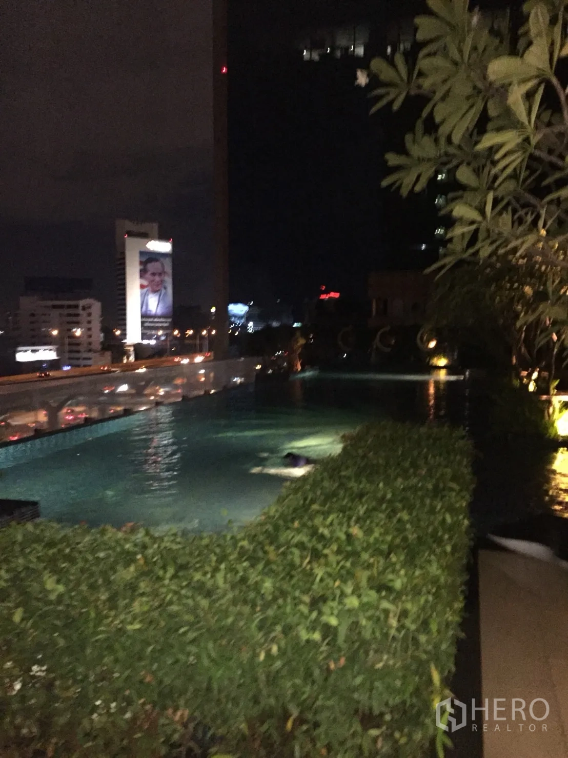 คอนโด ให้เช่าในChatuchak, Bangkok - สระว่ายน้ำกลางแจ้งยามค่ำ รายล้อมด้วยพุ่มไม้และไฟเมือง