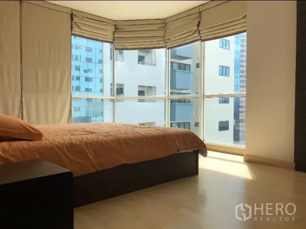 คอนโด ให้เช่าในWatthana, Bangkok - ห้องนอนมุมพร้อมกระจกเต็มผนัง ม่านโรมัน และพื้นไม้สีอ่อน