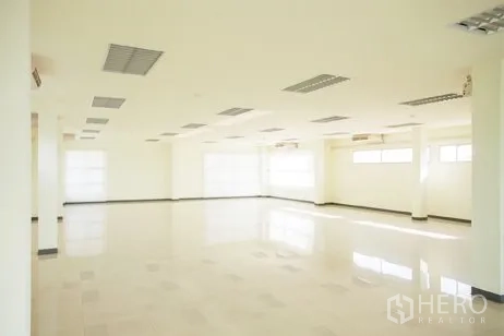 Factory for rent in Bang Pakong, Chachoengsao - Bright open-plan office or production area with tiled floors, fluorescent lighting, windows and air-conditioning.