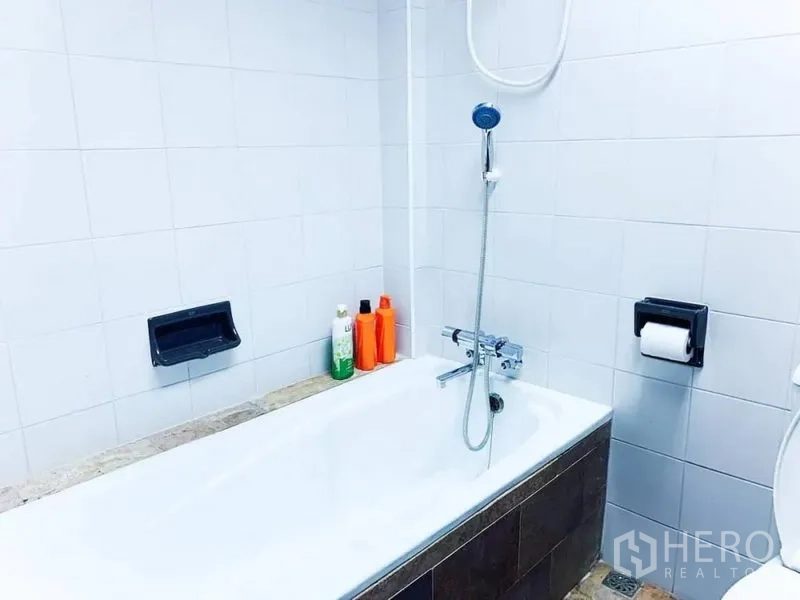 สำนักงานที่บ้าน ให้เช่าในKhlong Toei, Bangkok - ห้องน้ำกระเบื้องสีขาว อ่างอาบน้ำ ฝักบัวมือถือ และของใช้ในห้องน้ำ