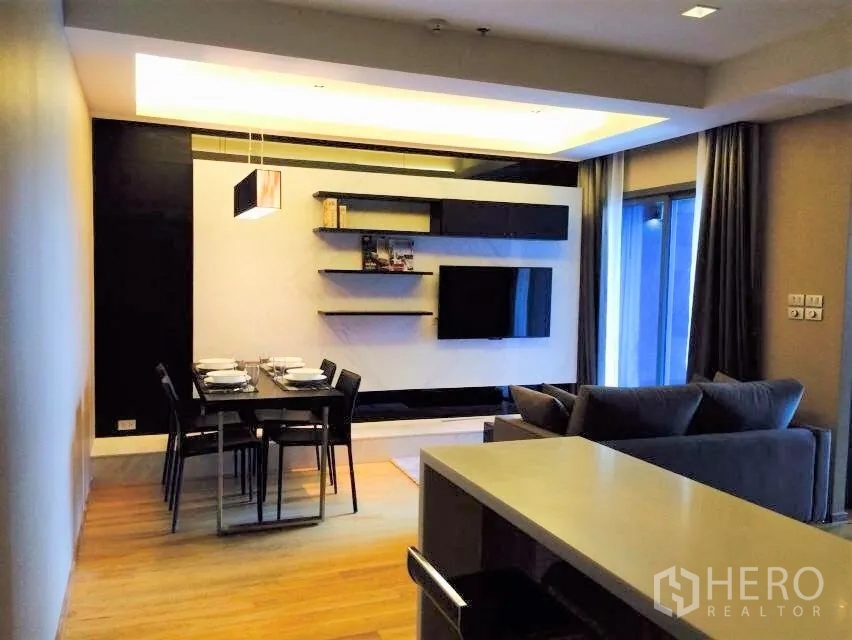 คอนโด ให้เช่าในWatthana, Bangkok - ห้องนั่งเล่นและรับประทานอาหารแบบเปิดโล่ง มีทีวีติดผนัง ชั้นลอย ไฟซ่อน และพื้นไม้ ใกล้รถไฟฟ้า BTS นานา