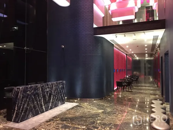 คอนโด ให้เช่าในWatthana, Bangkok - ล็อบบี้คอนโดสไตล์โมเดิร์น พื้นหินอ่อน เคาน์เตอร์หินสีเข้ม ไฟฝ้าเพดานสีชมพูและที่นั่งรับรอง