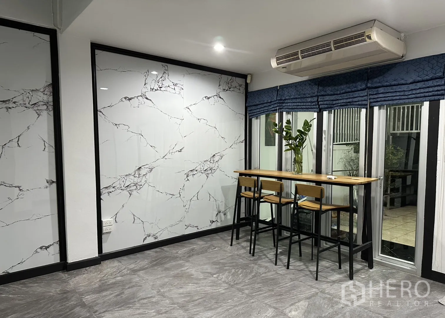 โฮมออฟฟิศ for rent in Khlong Toei, Bangkok - มุมรับประทานแบบบาร์ โต๊ะสูง เก้าอี้สามตัว และหน้าต่างบานกว้าง ใต้แอร์แขวน