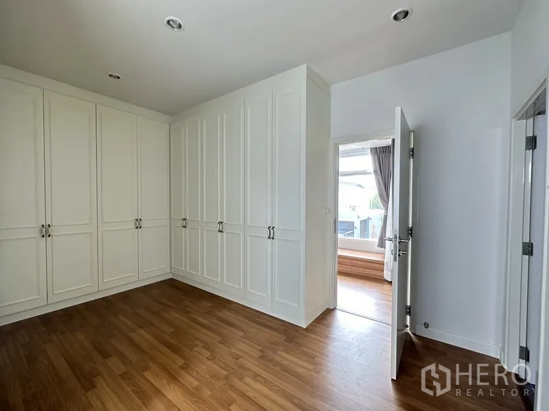 บ้าน ขายในLam Luk Ka, Pathum Thani - ห้องแต่งตัว ตู้สูงสีขาวเต็มผนัง