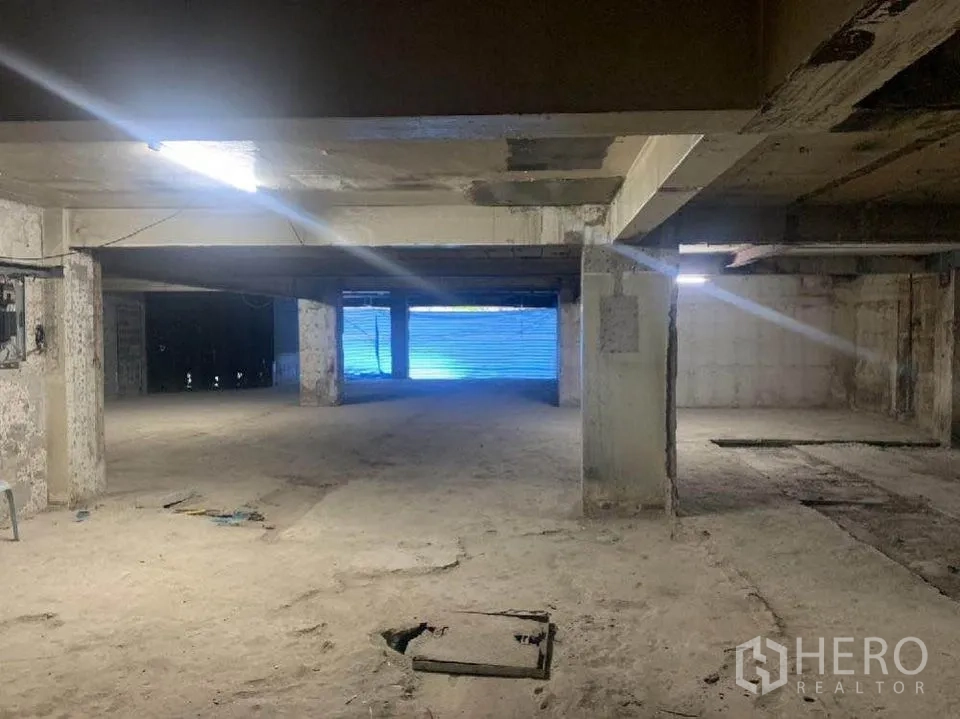 零售空间 出租在Bang Rak, Bangkok - 宽敞地下层，混凝土结构，带卷闸门出入口。