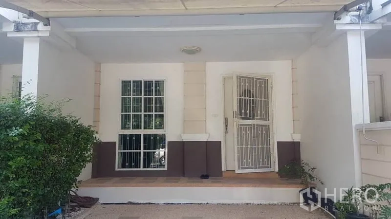 ทาวน์เฮาส์ ให้เช่าในBang Kapi, Bangkok - เฉลียงหน้าบ้านมีหลังคา พร้อมที่จอดรถและประตูเหล็กนิรภัยสีขาว