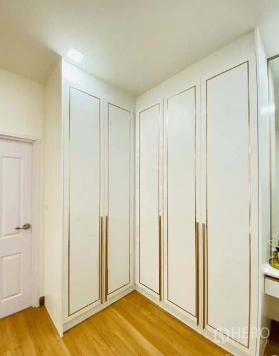 บ้าน ให้เช่าในPrawet, Bangkok - ห้องแต่งตัวมุมตู้เสื้อผ้าบิวท์อินสีขาวคาดทองดีไซน์สูงจรดเพดาน.