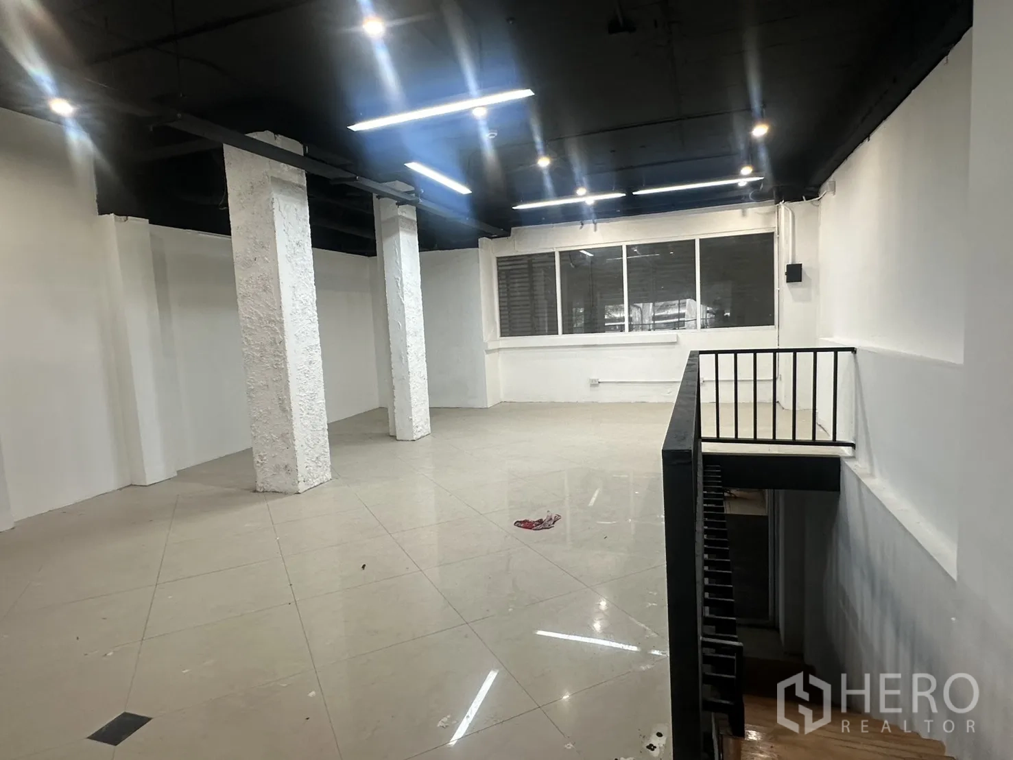 零售空间 for rent in Pathum Wan, Bangkok - 楼上角度，展示楼梯开口与明亮的玻璃门面