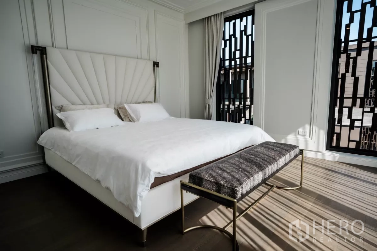 บ้าน ให้เช่าหรือขายในBang Kapi, Bangkok - มุมห้องนอนใหญ่เห็นฉากแต่งหน้าต่างลายกราฟิกและผนังสีขาว