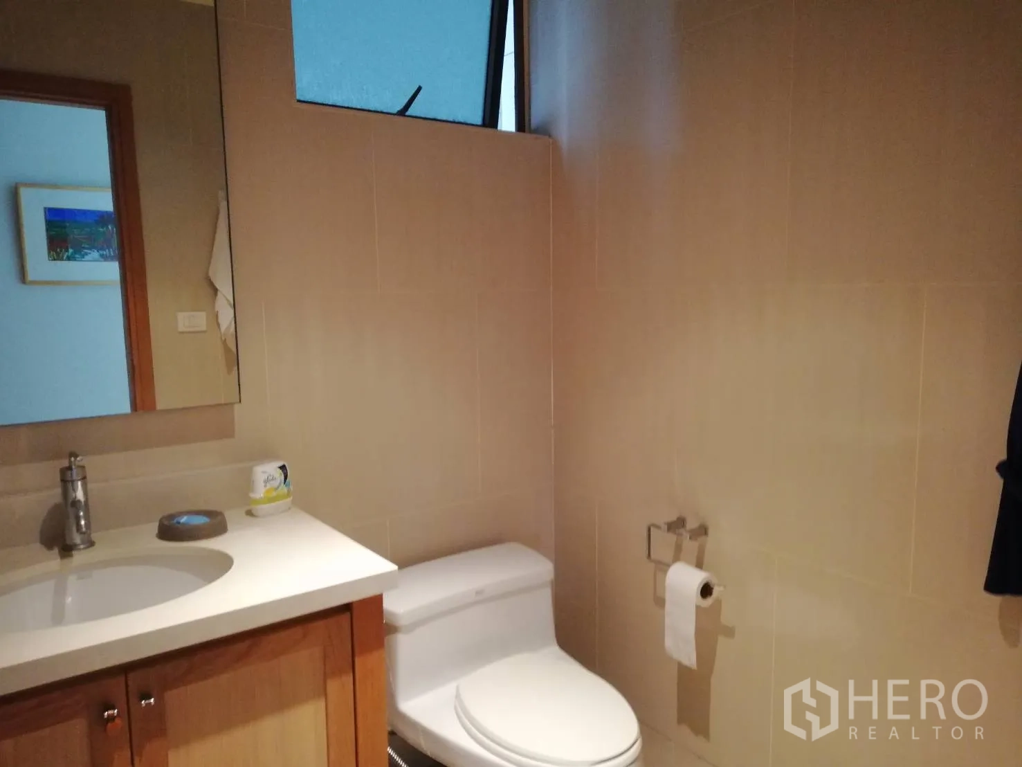 คอนโด ขายในKhlong Toei, Bangkok - ห้องน้ำแขกพร้อมอ่างล้างหน้า โถสุขภัณฑ์ และหน้าต่างกระจกฝ้า