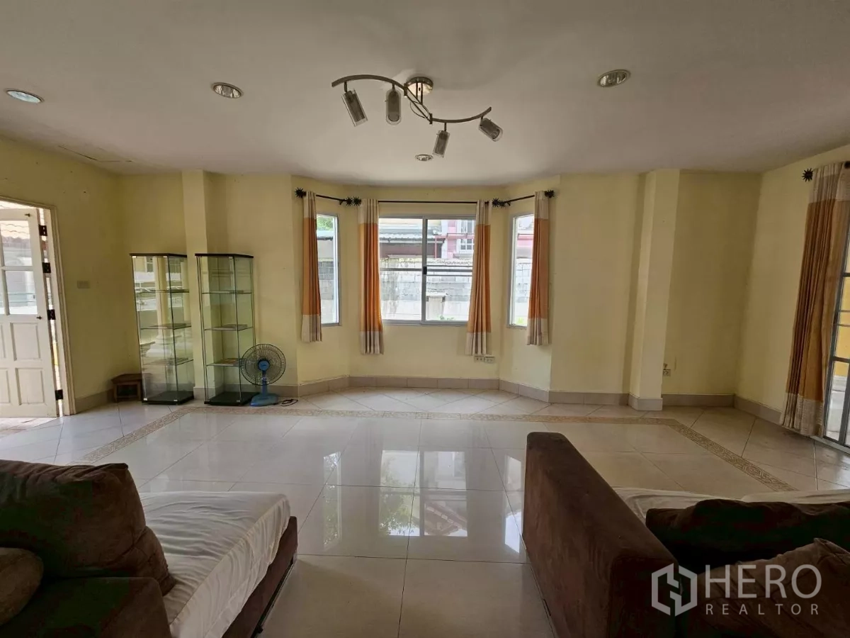 Detached House for rent or sale in Bang Lamung, Chon Buri - Bay-style windows in the living room bringing in natural light.