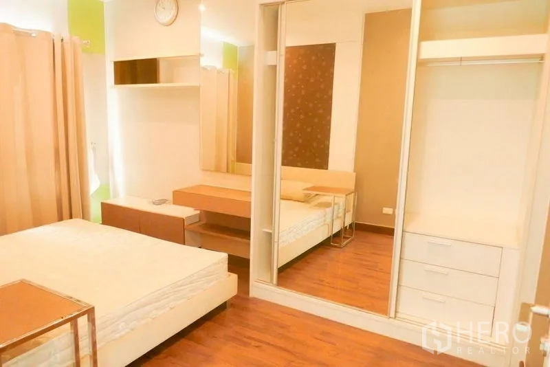 คอนโด ให้เช่าหรือขายในKhlong San, Bangkok - ห้องนอนหลักพร้อมตู้เสื้อผ้าบานกระจก โต๊ะเครื่องแป้ง และพื้นไม้โทนอุ่น