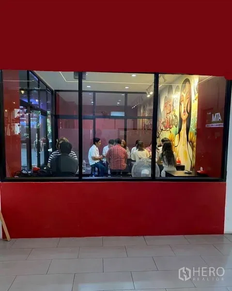 พื้นที่ขายปลีก ให้เช่าในWatthana, Bangkok - กระจกบานใหญ่ผนังแดงพร้อมภาพวาดศิลปะ ภายในยูนิตค้าปลีก