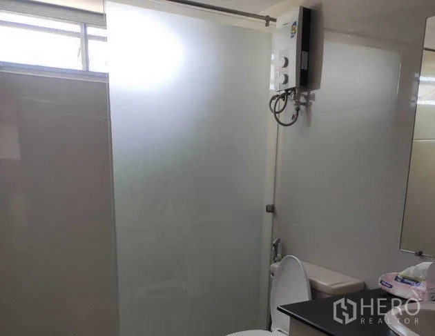 อพาร์ทเมนท์ ให้เช่าในKhlong Toei, Bangkok - ห้องน้ำที่สองมีฉากกั้นอาบน้ำกระจกฝ้าและเครื่องทำน้ำอุ่น