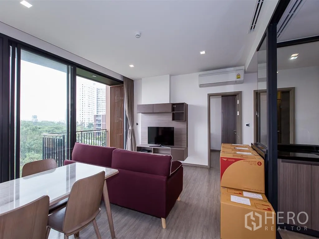 คอนโด for rent in Watthana, Bangkok - พื้นที่ทานข้าวและนั่งเล่น พร้อมประตูบานเลื่อนเปิดสู่ระเบียงวิวต้นไม้