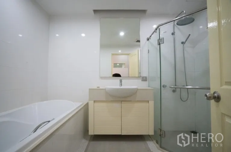 คอนโด ให้เช่าหรือขายในKhlong Toei, Bangkok - ห้องน้ำพร้อมอ่างอาบน้ำ ฝักบัวกระจก และเคาน์เตอร์อ่างล้างหน้า