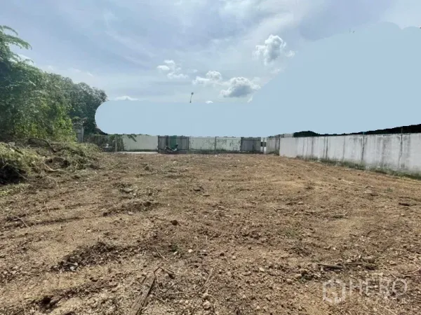 ที่ดิน ให้เช่าในMueang Nonthaburi, Nonthaburi - แปลงดินทรงสี่เหลี่ยมหน้ากว้าง มีรั้วคอนกรีตและประตูโลหะ.