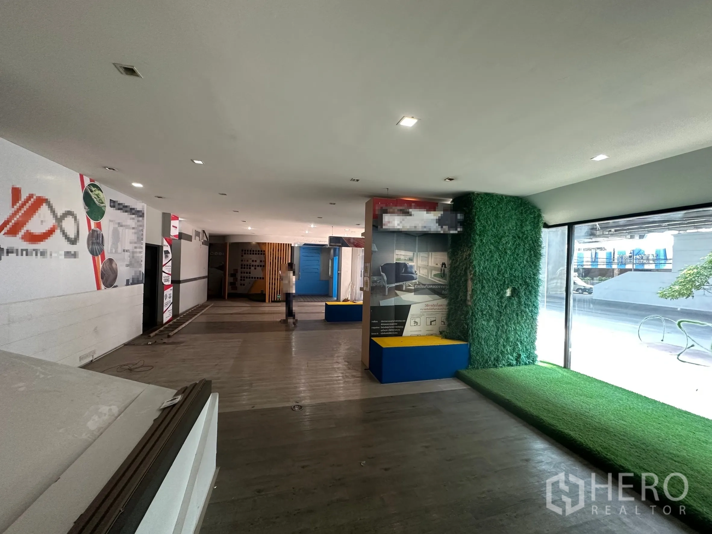 零售空间 出租在Suan Luang, Bangkok - 一层展厅，吊顶嵌灯，临街落地窗与开放展示区。