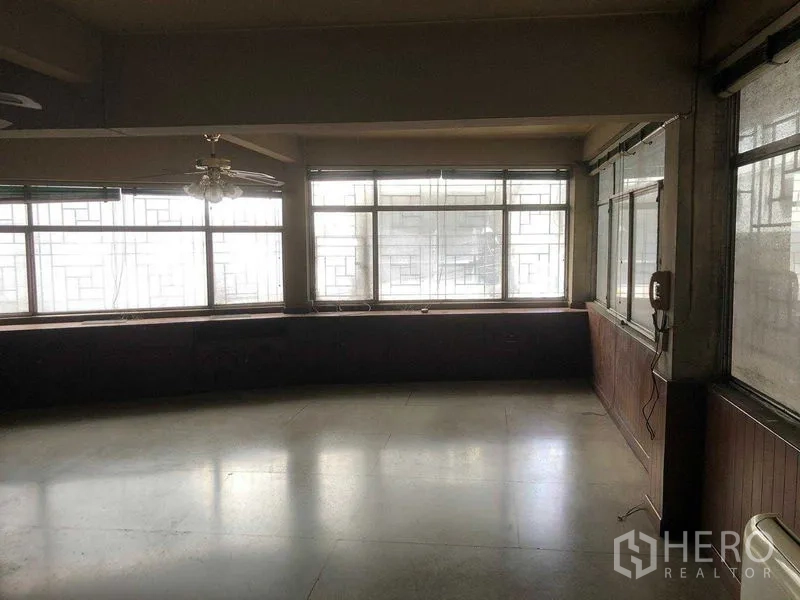 อาคารพาณิชย์ ให้เช่าในKhlong Toei, Bangkok - ห้องมุมสว่าง หน้าต่างลายกรอบเหล็ก พร้อมผนังกรุไม้